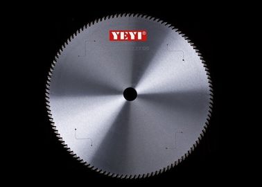 La coupe en bois de grande précision circulaire scie des lames affiler avec des bouts de Ceratizit
