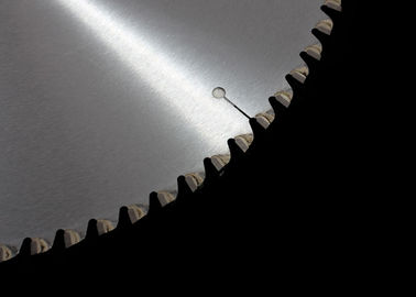 La coupe en métal scie des lames pour l'aluminium