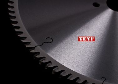 le CTT de 96 dents circulaire scie le carbure de lames incliné pour couper le panneau en acier 300mm