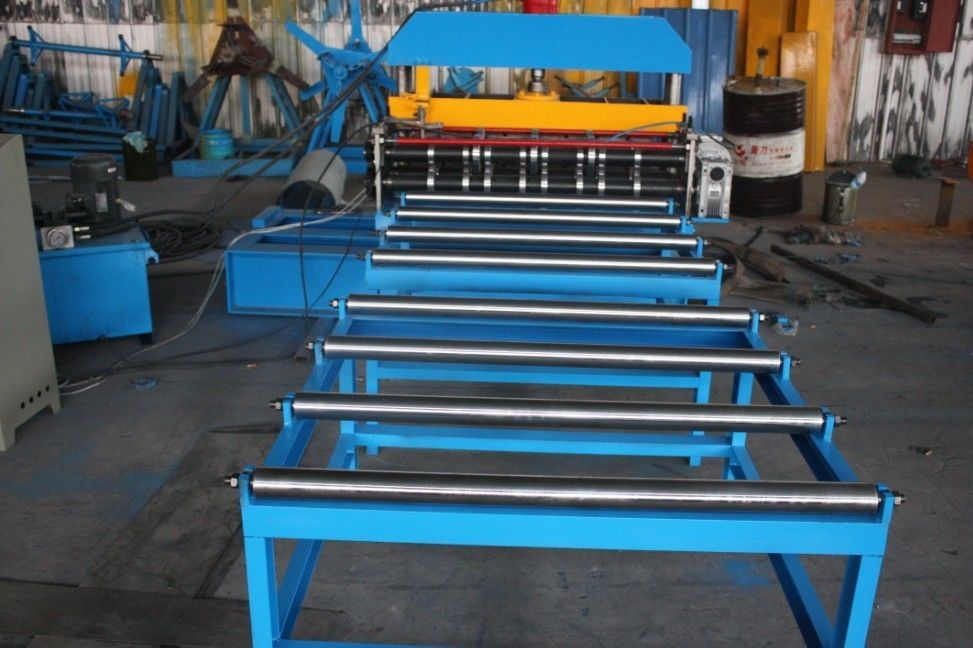 Machine hydraulique de la courbe avec réalisé en carton ondulé poinçonnement moules pour panneau de toit